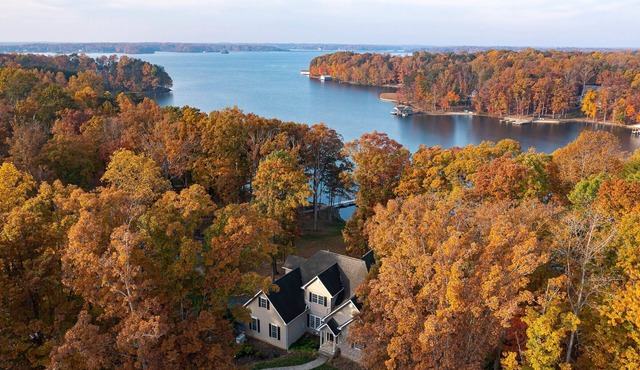 Spacious 6-bedroom waterfront w/incredible views