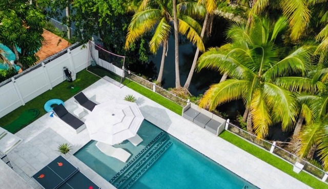 Spacious 6-bedroom Waterfront Aventura Villa Pool, BBQ, Fire pit, & Pool Table