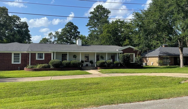 Spacious 6 bedrooms, 2 of which are master bedrooms, an office and 2 kitchens.