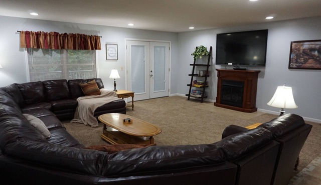 Spacious 6 bedrooms, 3 bath, with 2 full kitchen and washer & dryer Cabin
