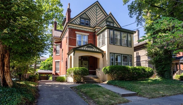 Spacious 6-BR Home-10 Mins to DT