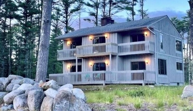 Spacious 6-BR Lakehouse Retreat ~ Day Dock Lake Views PrivateBeach 5min walk