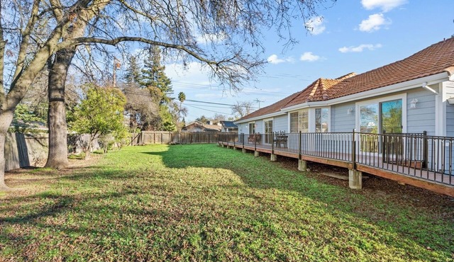 Spacious 6 BR Patio + Deck Sleeps 13