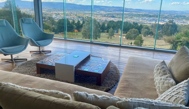 Spacious 6-BR Retreat with Breathtaking Views in Macedon Ranges