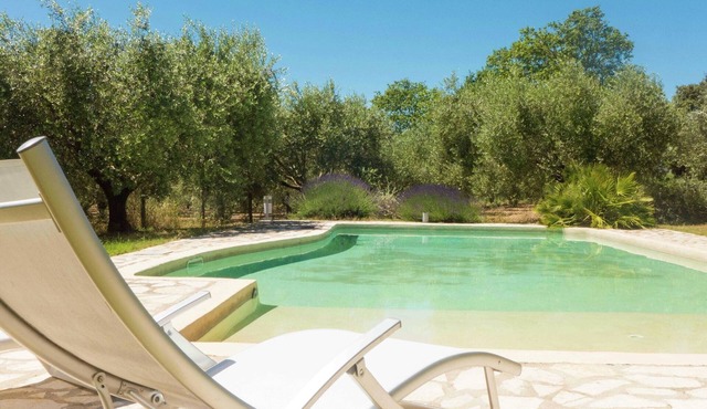 Spacious 6-person villa with pool