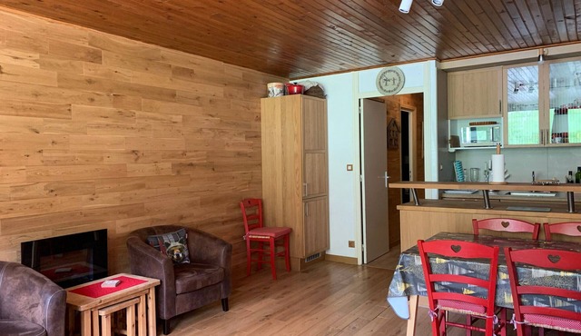 Spacious 6-person apt. with balcony and direct piste access