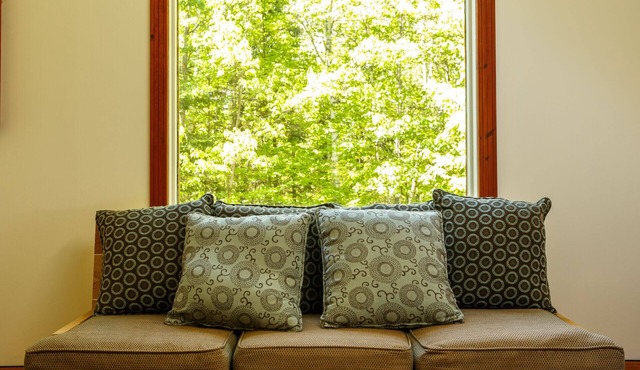 Spacious 6 person chalet w/ indoor fireplace, and private hot tub & sauna