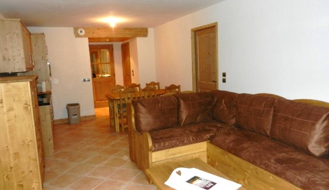 Spacious 6-Person Apartment with Pool, Balcony/Terrace, and Garage in Crest-Voland