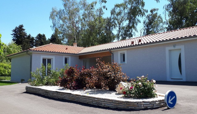 Spacious 6-person gîte in a quiet, leafy setting.