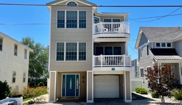 Spacious 6br Oceanside Home in great location, quick walk to all in Beach Haven