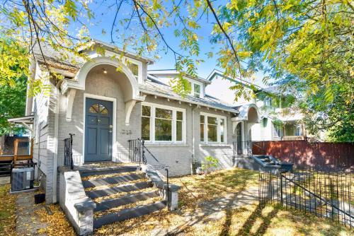 Spacious 6B6B duplex in Seattle