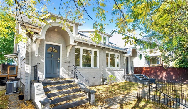 Spacious 6B6B duplex in Seattle