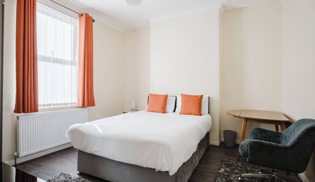 Spacious 6BD Retreat: Homely Comfort and Garden