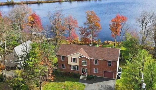 Spacious 6Bedroom, Charming Lakefront Home, Heart of Poconos, Sleeps 14+, 4 Bath