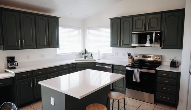 Spacious 6BR 3BA Sleeps 16 Across from Large Park