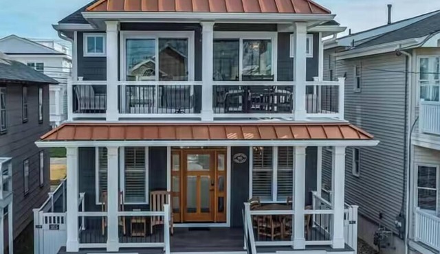 Spacious 6BR/4.5BA, sleeps 16 Rooftop & Boardwalk, linens included, grill