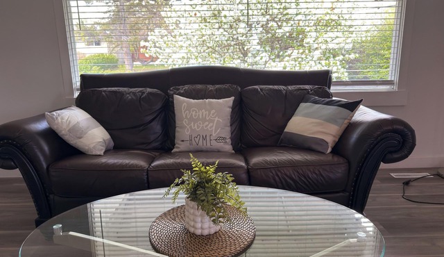 Spacious 6BR and 2BA in Varsity – Walk to U of Calgary