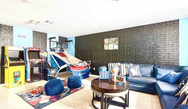 Spacious 6BR Duplex Near EWR & NY/NJ Attractions