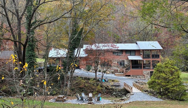 Spacious 6BR estate-loud creek,lighted pickleball basketball stocked fishpond