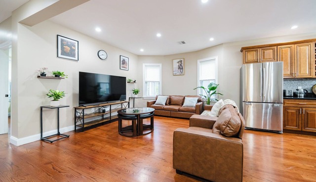 Spacious 6BR family home in Milton with free parking. Pet friendly.