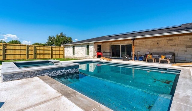 Spacious 6BR Gateway w/Two Houses & Pool