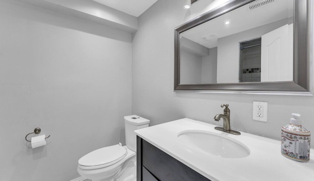 Spacious 6BR Getaway | Sleeps 16 | Yard & Parking