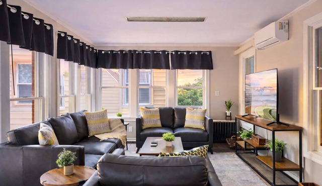 Spacious 6BR home in the Highlands near hotspots!