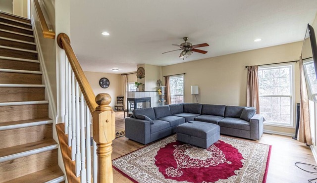 Spacious 6BR Home - Near CLE/Solon