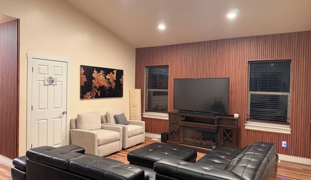 Spacious 6BR Home w 2 Large Living Areas & 3 Bath