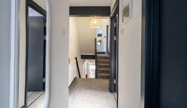 Spacious 6BR House | Central Warrington | Unli Wi-Fi | Free Parking | Sleeps 12