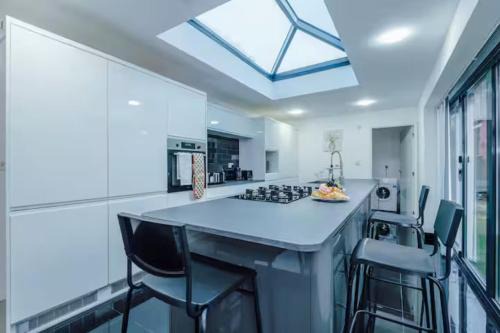 Spacious 6BR House Sleeps 15, Ideal for Contractors & Groups