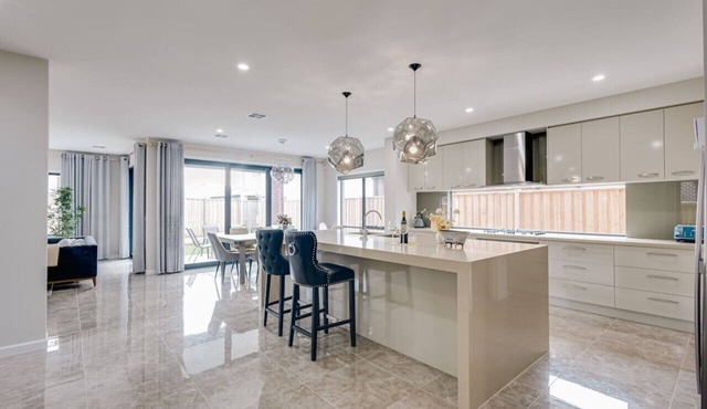 Spacious 6BR House w/Pool Table Urban Home