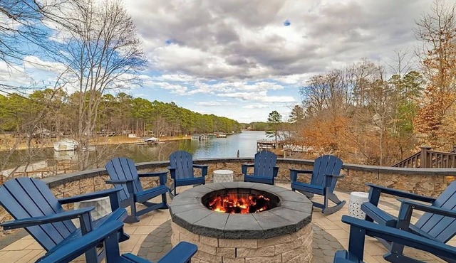 Spacious 6BR house w/dock, kayaks, fire pit, and close to amenities. Sleeps 16.