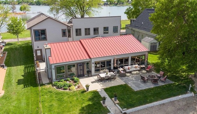 Spacious 6BR Lakefront Cabin - Beach Access & Stunning Views on Lake Madison