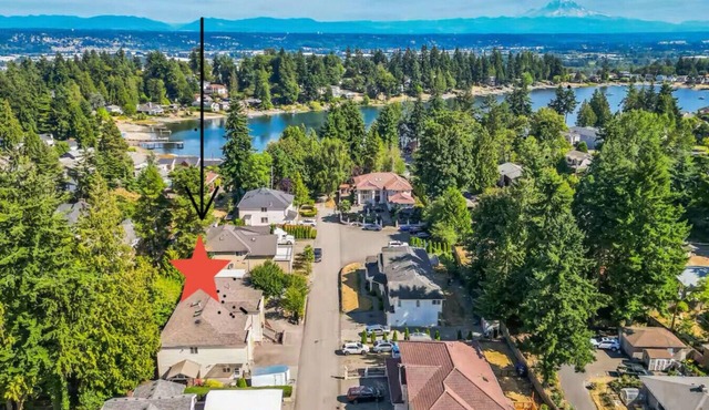 Spacious 6BR Near Airport & Angle Lake | ADA-Friendly, Pet-Friendly Stay