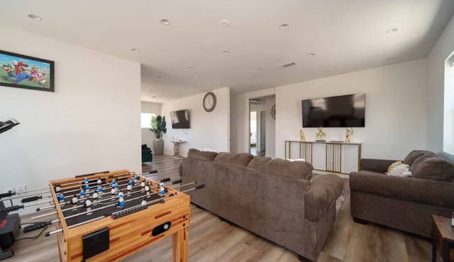 Spacious 6BR Near Disney w/Parking & Play Area