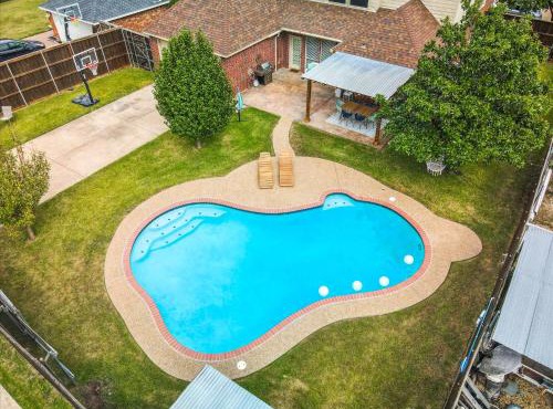 Spacious 6BR Pool Hot Tub & Game Room