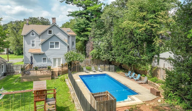 Spacious 6BR Retreat - Pool - Fire Pit - BBQ - 30 Min to NYC!