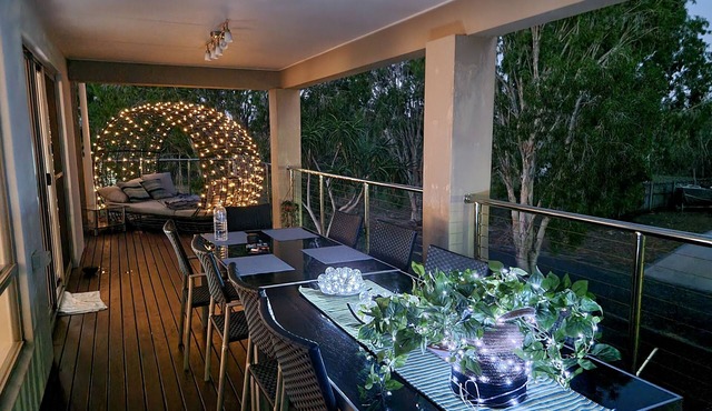 Spacious 6BR Seaside Home Sleeps 12 100m to Beach.