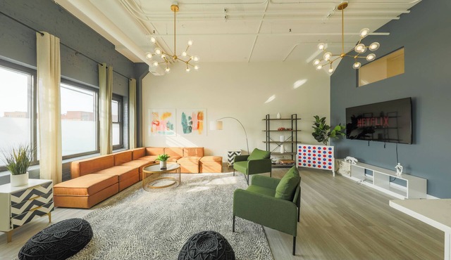 Spacious 6BR South Loop Luxury Suite Near McCormick Place & Soldier Field for 12