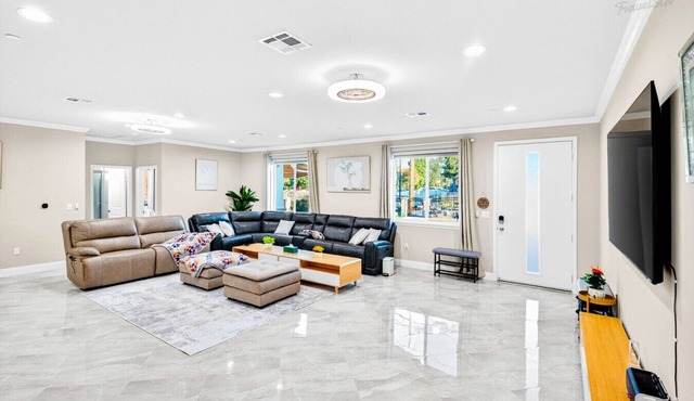 Spacious 6BR Stay + Parking + Near DTLA #TravelSGV
