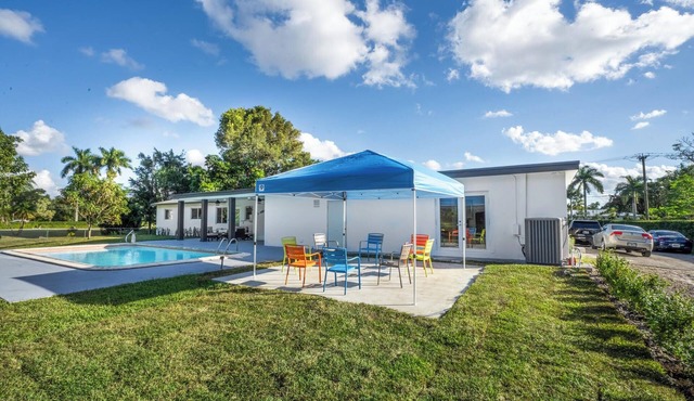 Spacious 7-bedroom house in delightful Southwest Ranches with AC