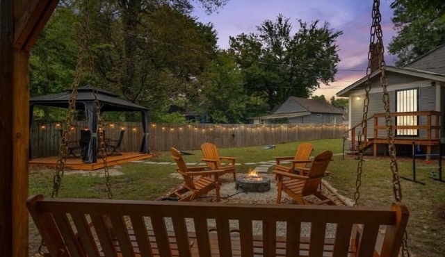 Spacious 7 bed duplex with two firepits & pool table, 10 minutes from Beale St.