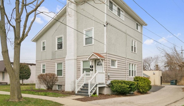 Spacious 7 bed W/3 living areas Near Naval Base!