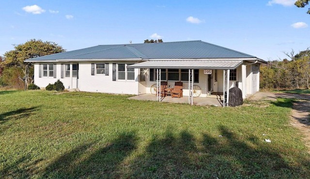 Spacious 7-bedroom farmhouse in peaceful Montgomery City with AC