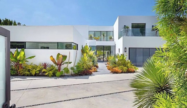 Spacious 7-bedroom house in fabulous Beverly Hills - 7bd 9ba 8,000sqft