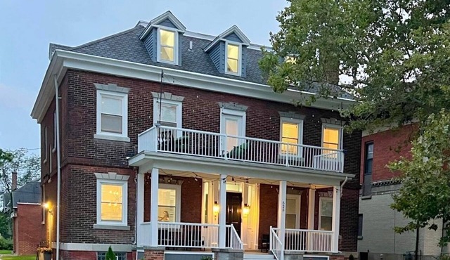 Spacious 7-bedroom modern house walk to Niagara Falls