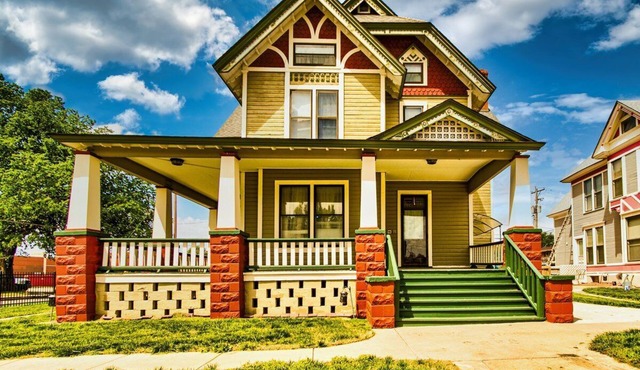 Spacious 7-bedroom, 4 bathroom house with WiFi and new HVAC in wonderful Wichita