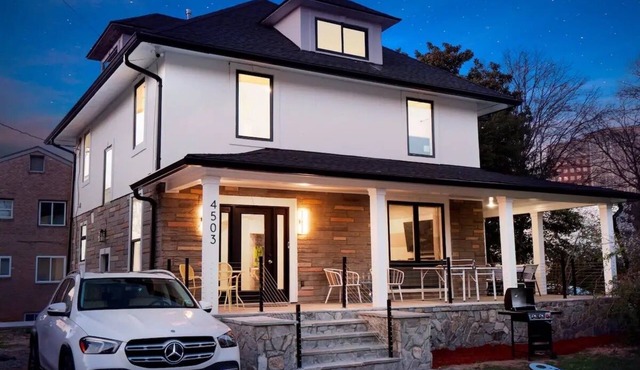 Spacious 7-bedroom, 5 Full bathroom house. Walkers Paradise No car required!