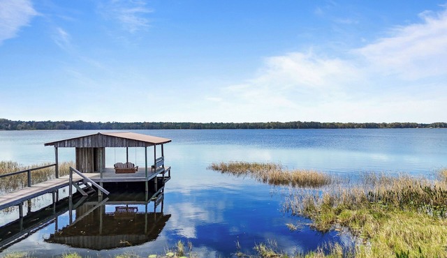 Spacious 7-bedroom, 7-bathroom lake front house in brilliant Hampton, sleeps 17!